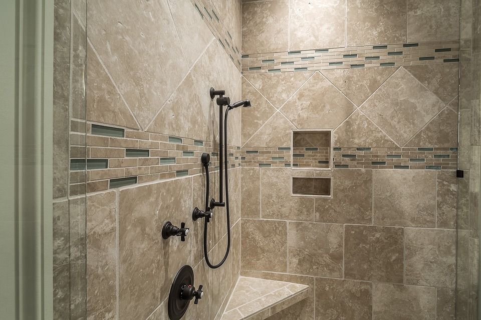 Zalety kabiny prysznicowej – porównanie z tradycyjną wanną