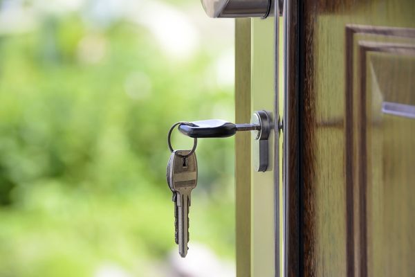 Bezpieczny dom - na co zwrócić uwagę przy wyborze zamka do drzwi?